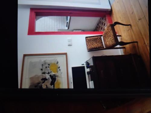 een kamer met een foto van een kat op een muur bij Tiny cosy flat in Lissabon