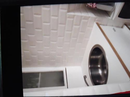 een wasmachine met een raam in een kamer bij Tiny cosy flat in Lissabon