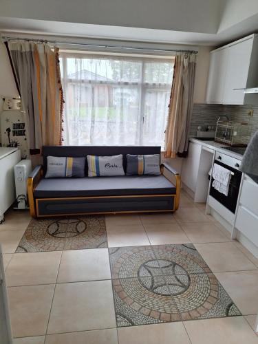 uma sala de estar com um sofá na cozinha em Luxury apartment in Birmingham with free parking. em Birmingham