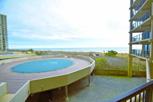 - Balcón con vistas a la playa y a la piscina en High Point South 1G en Ocean City