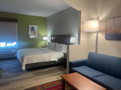 pokój hotelowy z łóżkiem i kanapą w obiekcie Holiday Inn Express Hotel & Suites Sioux Falls At Empire Mall, an IHG Hotel w mieście Sioux Falls