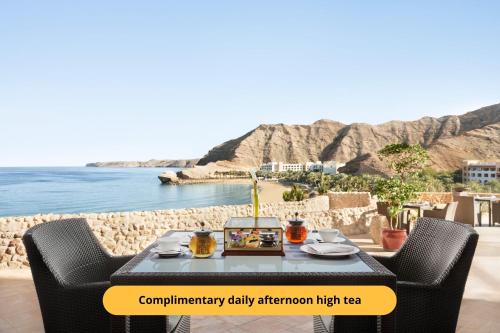 un tavolo con vista sull'oceano di Shangri-La Al Husn, Muscat - Adults Only Resort a Mascate