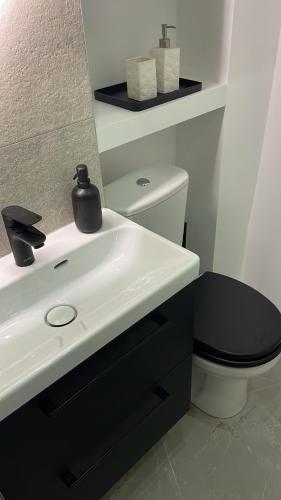 une salle de bain avec un lavabo blanc et des toilettes dans l'établissement MY COSY - Appartement Vieux Nice, à Nice