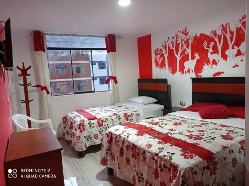 een hotelkamer met 2 bedden en een raam bij Hotel D'Gloria in Churín
