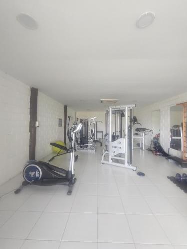 una habitación con un gimnasio con cinta de correr en APARTAMENTO COMPLETO NO TREEBIES., en Entre Rios