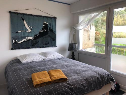 ein Schlafzimmer mit einem Bett mit zwei Handtüchern darauf in der Unterkunft T2 Vue MER COSY HORIZON PLAGE in Plérin
