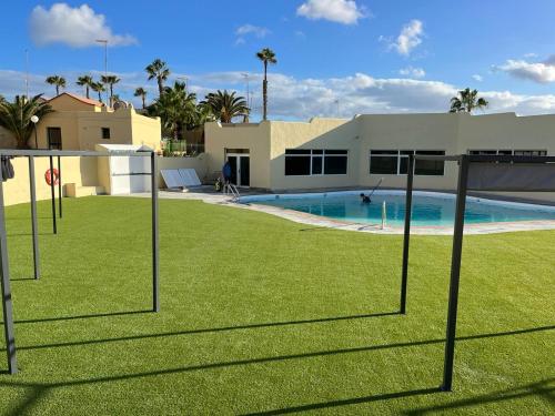 un gran patio con una piscina con un gol de fútbol en El Caseton, en Costa Calma