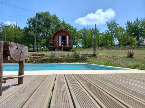 Casa con terraza de madera y piscina en Quinta Da Devesa B1, en Vinhais