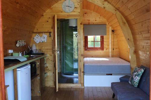 Piccola camera con letto in una cabina di legno. di Quinta Da Devesa B1 a Vinhais