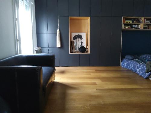- un salon avec un canapé et du parquet dans l'établissement Beau studio spacieux, à Paris