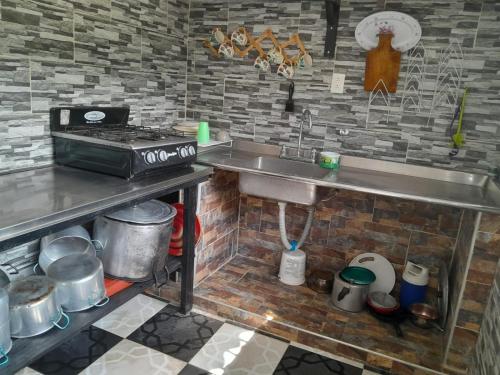 cocina con fregadero y fogones en Casa vacacional Honda Tolima, en Honda