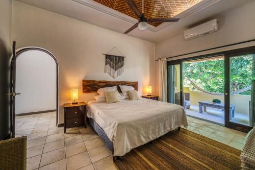 1 dormitorio con cama y ventana grande en Beautiful House in Playacar 4 bedrooms Beach Tennis AC en Playa del Carmen