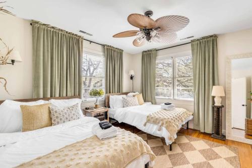 1 dormitorio con 2 camas y sofá en The Grand Millennial in Downtown Charleston en Charleston