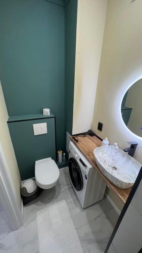 La salle de bains est pourvue d'un lave-linge et d'un lavabo. dans l'établissement Батыс, à Aqtöbe