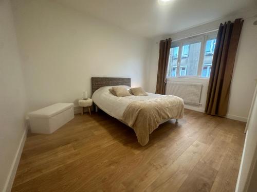 een witte slaapkamer met een bed en een raam bij Le Reposoir XXL avec jacuzzi in Boulogne-sur-Mer