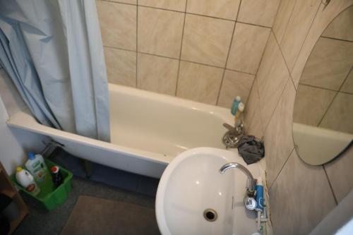 a bathroom with a sink and a bath tub at Appartement spacieux Lille in Lille
