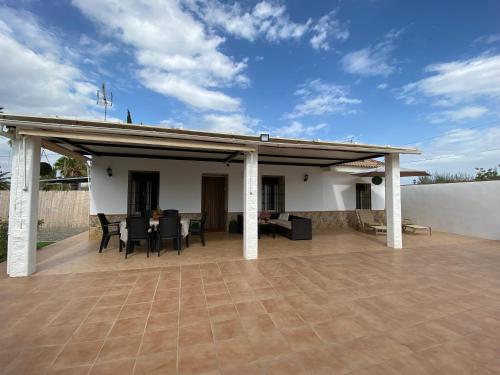 - un pavillon avec une table et des chaises sur la terrasse dans l'établissement Casita de La Alquería, à Malaga
