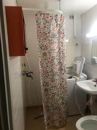 Ένα μπάνιο στο Renovated two room apt in Rauma centre with amenities