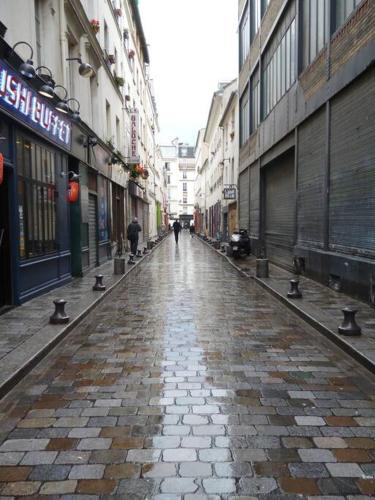 une rue vide dans une ville avec des bâtiments dans l'établissement Beautiful 4 people flat in Paris, Bastille, à Paris