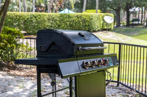 una parrilla de barbacoa sentada frente a una valla en Legacy Vacation Resorts - Disney and Lake Buena Vista, en Orlando