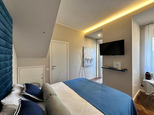 1 dormitorio con 1 cama grande y TV de pantalla plana en ComeCasa Larga Cosy Studio en Milán