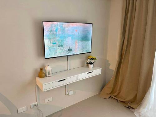 TV a/nebo společenská místnost v ubytování Crosswinds Tagaytay Holiday Home by KTCH