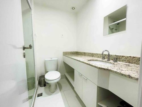 阿雷格里港的住宿－Apto Estilo ao lado PUC，白色的浴室设有卫生间和水槽。