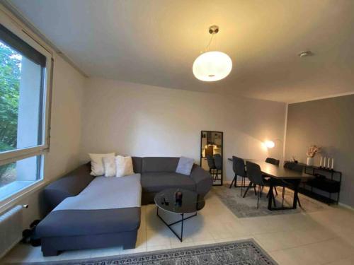 ein Wohnzimmer mit einem Sofa und einem Tisch in der Unterkunft Schöne Wohnung in zentraler Lage in Klagenfurt am Wörthersee