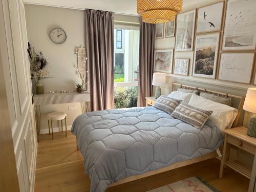 1 dormitorio con cama y ventana en Vick's house en Uxbridge