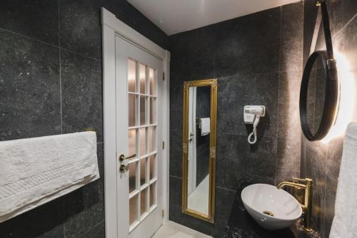 Koupelna v ubytování Zebbuga Lavish Suite 2