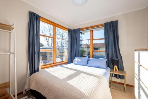 - une chambre avec un lit et une grande fenêtre dans l'établissement Alington St Methven Free Wi-Fi, à Methven