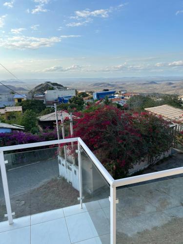 einen Balkon mit Stadtblick in der Unterkunft SUITE ELEGACY in Serra de São Bento