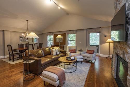 ein Wohnzimmer mit Sofa und Tisch in der Unterkunft River Club 306 by Alpine Lodging Telluride in Telluride