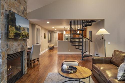 ein Wohnzimmer mit Sofa und Kamin in der Unterkunft River Club 306 by Alpine Lodging Telluride in Telluride