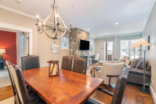 comedor con mesa de madera y sala de estar en River Club 203 by Alpine Lodging Telluride, en Telluride
