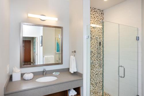 y baño con lavabo y ducha. en Ocean Place Resort & Spa en Long Branch