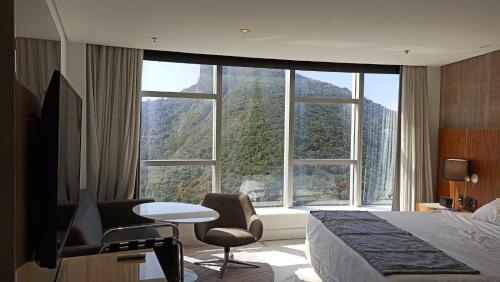 Hotel Nacional Rio de Janeiro في ريو دي جانيرو: غرفة فندقية بسرير ونافذة كبيرة