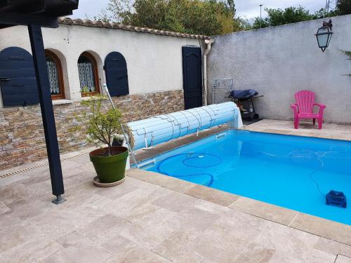 Swimmingpoolen hos eller tæt på Villa d'une chambre avec piscine privee jardin clos et wifi a Canohes