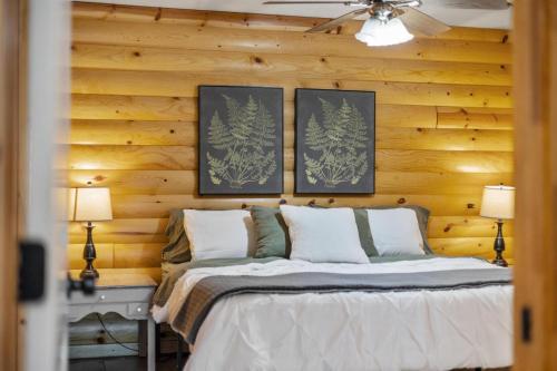 - une chambre avec un lit et 2 photos sur le mur dans l'établissement Quiet Country Escape, 