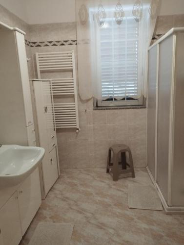 łazienka z umywalką, toaletą i oknem w obiekcie Arancia e Cannella w mieście Massafra
