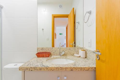 Camassari的住宿－IT08 Apto 3/4 a 50m da Praia - Itacimirim，一间带水槽和镜子的浴室