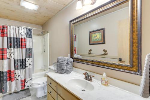 Ένα μπάνιο στο Cozy Cherry Log Cabin with Hot Tub and Mountain Views!