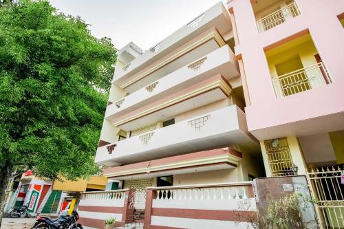 貢土爾的住宿－OYO Hotel Sri New Sai Chandra，停在前面的一座带摩托车的建筑