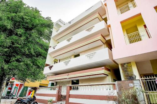 貢土爾的住宿－OYO Hotel Sri New Sai Chandra，停在前面的一座带摩托车的建筑
