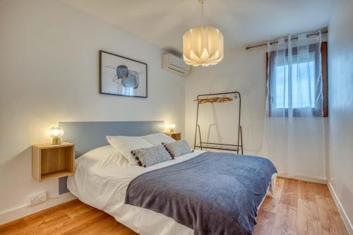 1 dormitorio con 1 cama grande con manta azul en Confortable T2 / Clim + Parking, en Marmande