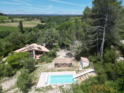 une vue aérienne d'une maison avec piscine dans l'établissement Maison d’archi 80’s avec piscine et toboggan, à Ventenac-Cabardès
