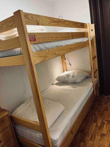quelques lits superposés dans une chambre dans l'établissement Studio confortable et chaleureux, vue magnifique, à Saint-Léger-les-Mélèzes