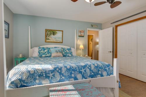een slaapkamer met een bed met een blauw en wit dekbed bij Spacious and Family-Friendly Home in Chincoteague! in Chincoteague