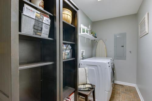 een wasruimte met een wasmachine en droger bij Spacious and Family-Friendly Home in Chincoteague! in Chincoteague