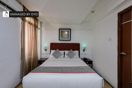 sypialnia z dużym łóżkiem w pokoju w obiekcie Collection O Lailas County Heritage Town w mieście Puducherry